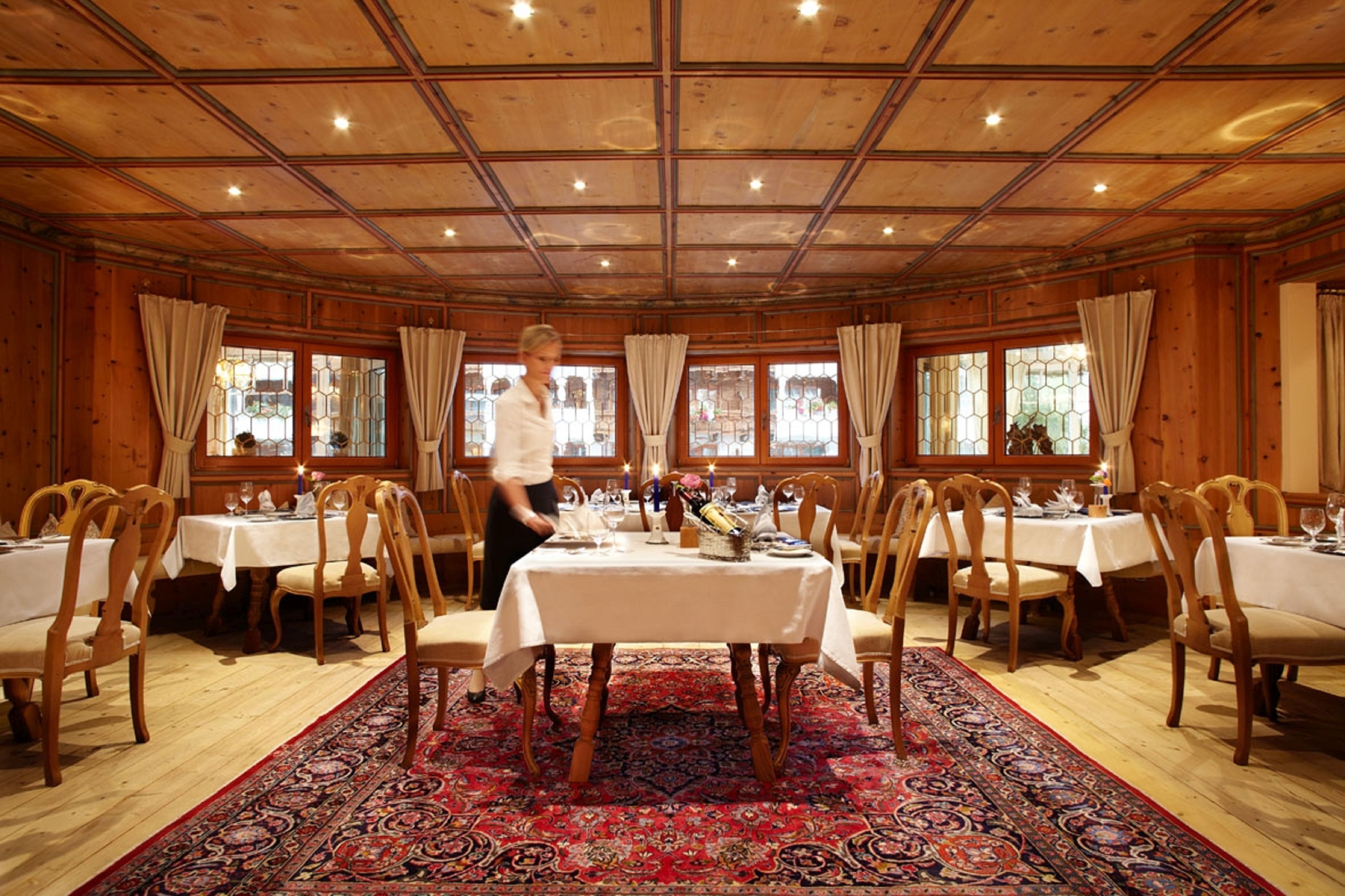 heimatbuehne_mit_traditionellem_holzmobiliar_trofana_royal