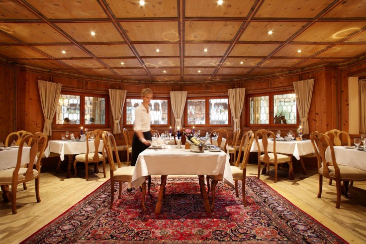 heimatbuehne_mit_traditionellem_holzmobiliar_trofana_royal