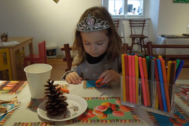 01030_2017-11-25_SCHLOSSHOF_CoolpixS8200IMG5595_Adventmarkt_bastelwerkstatt2(zita)