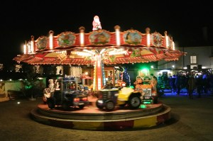 01049_2014-11-29_SCHLOSSHOF_Nikon1J2IMG3386_SchlossHof-Weihnachtsdorf_ringelspiel