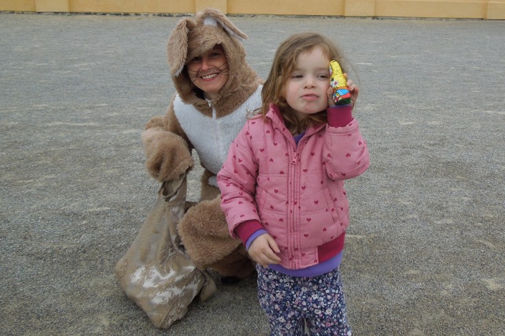 01016_2017-04-15_SCHLOSSHOF_CoolpixS8200IMG3144_Ostermarkt_zita+osterhase