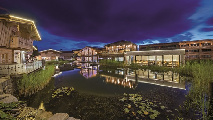 _ansicht_des_resorts_bei_nacht_im_sommer_inns_holz_natur-_vitalhotel_und_chaletdorf_boehmerwald