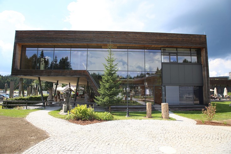 _aussenansicht_auf_das_hotel_inns_holz_natur-_vitalhotel_und_chaletdorf_boehmerwald