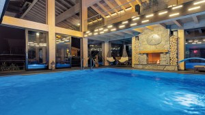 _neuer_indoor-pool_samt_panorama-lounge_inns_holz_natur-_vitalhotel_und_chaletdorf_boehmerwald