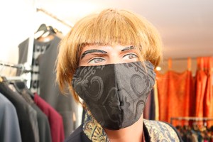 06008_2020-04-15_WIEN_Eos80dIMG1005_Rieger-MnsMasken_maske-schwarz-auf-puppe(bruno)