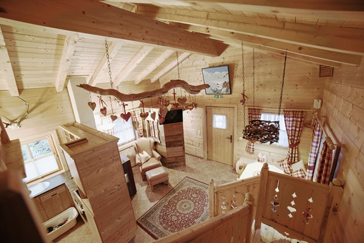 individuell_ausgestattetes_romantikchalet_aus_holz_c_blitzlicht_brunner_naturdorf_oberkuehnreit