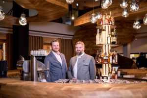 michael_und_philipp_hinter_der_bar_freiraum_c_peter_kueehnl_puradies_hotel_chalets