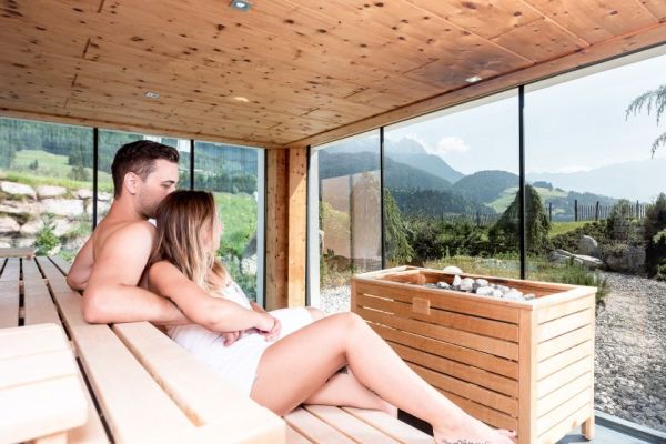 puradies gemeinsame_saunazeit_c_peter_kuehnl_puradies_hotel_chalets