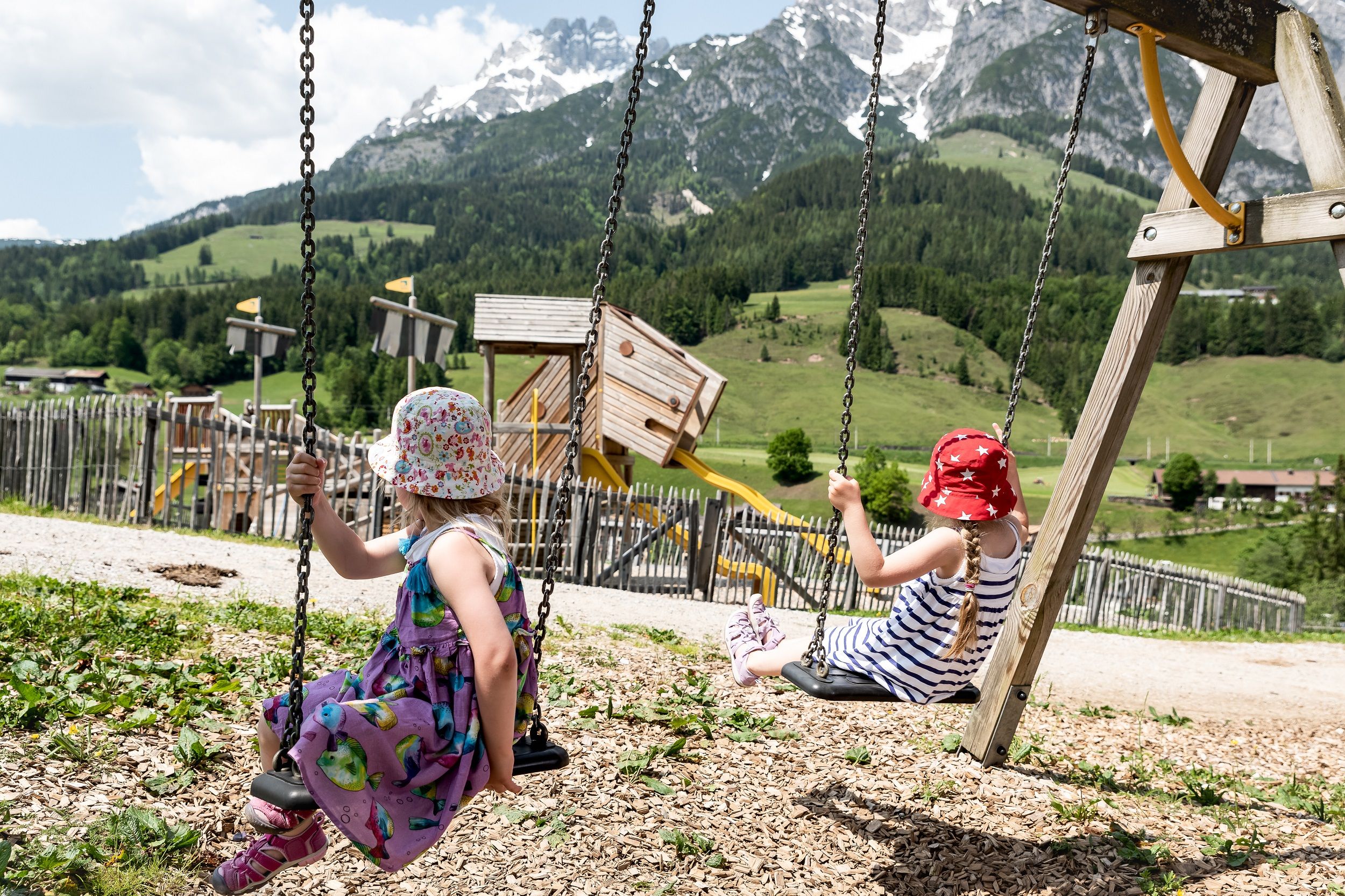puradies kinder_beim_schaukeln_c_peter_kuehnl_puradies_hotel_chalets