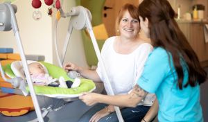 babyschaukel_im_kinderclub_c_anne_kaiser_dachsteinkoenig_-_familux_resort