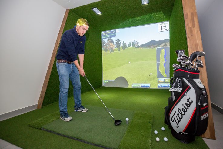 indoor-golfanlage_c_www.360perspektiven.at_dachsteinkoenig_-_familux_resort