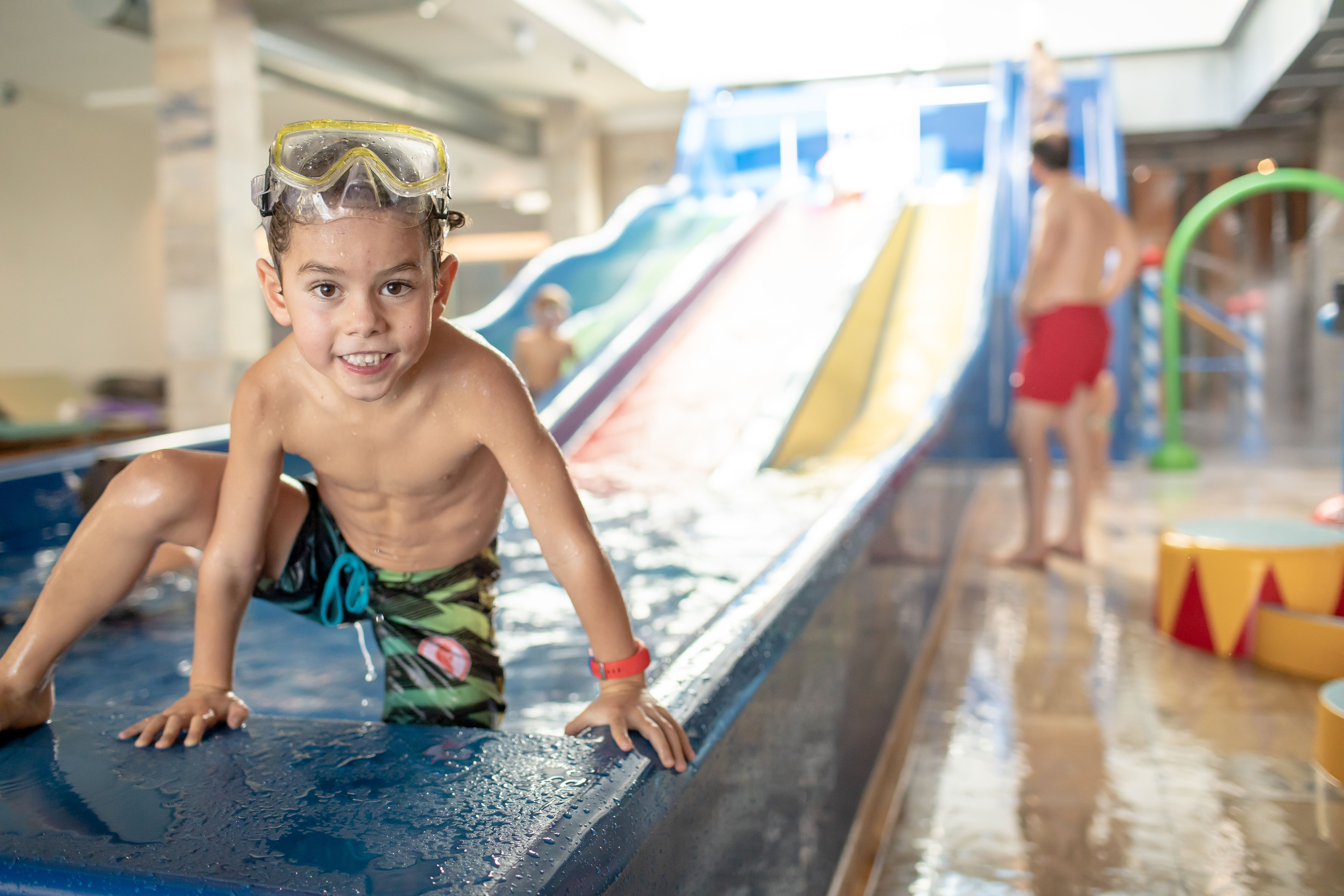 junge_auf_der_rutsche_c_anne_kaiser_dachsteinkoenig_-_familux_resort