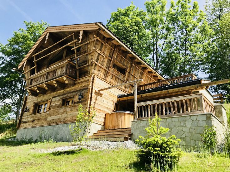 Prechtlgut exklusives_chalet_mit_hot_tub_auf_der_terrasse_c_jetset_media_bergdorf_prechtlgut