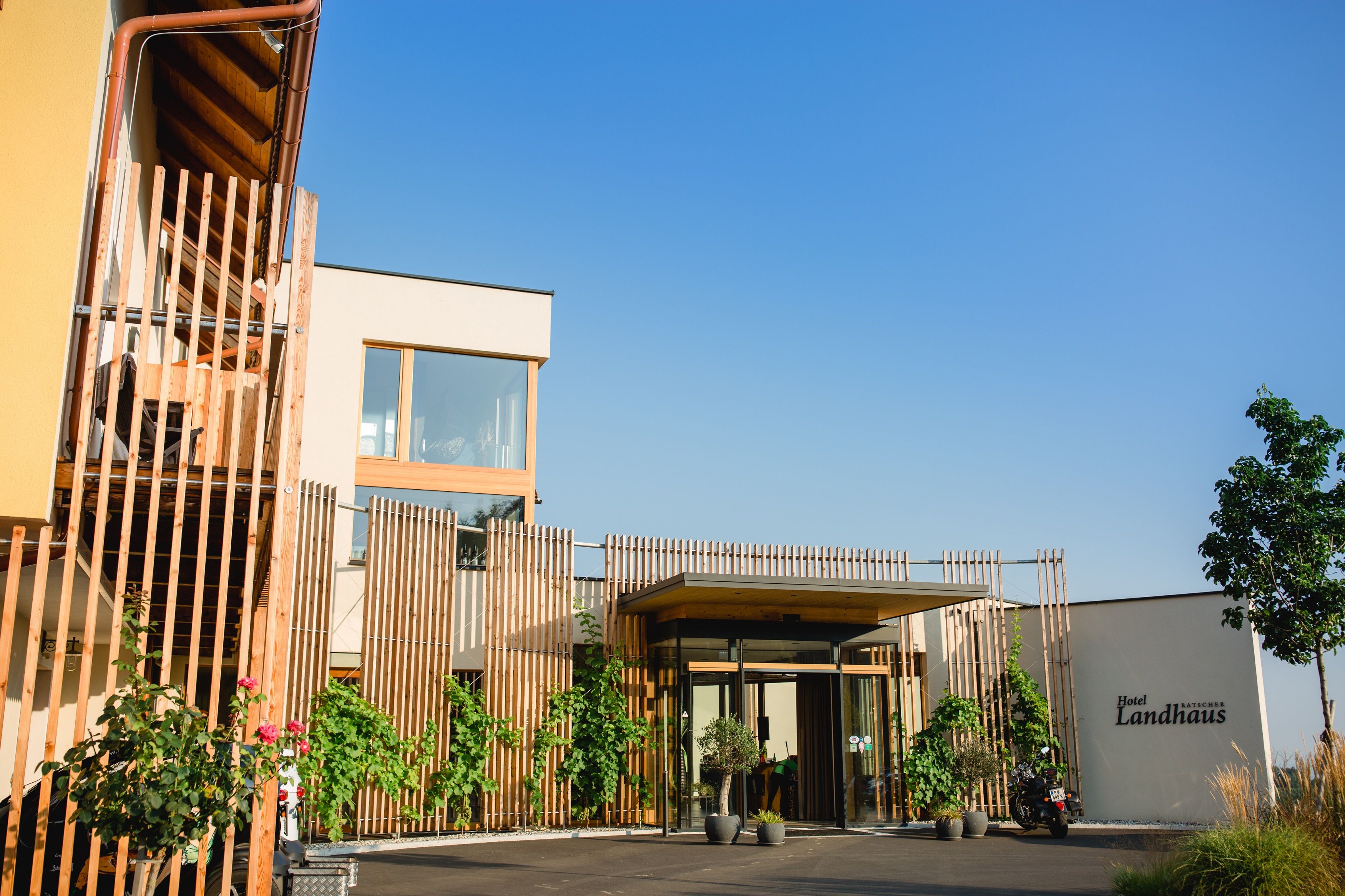 ratscher eingang_des_hotels_im_sommer_c_karin_bergmann_ratscher_landhaus