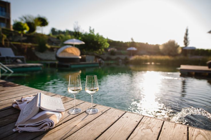 ratscher weingenuss_auf_dem_steg_am_naturbadeteich_ratscher_landhaus